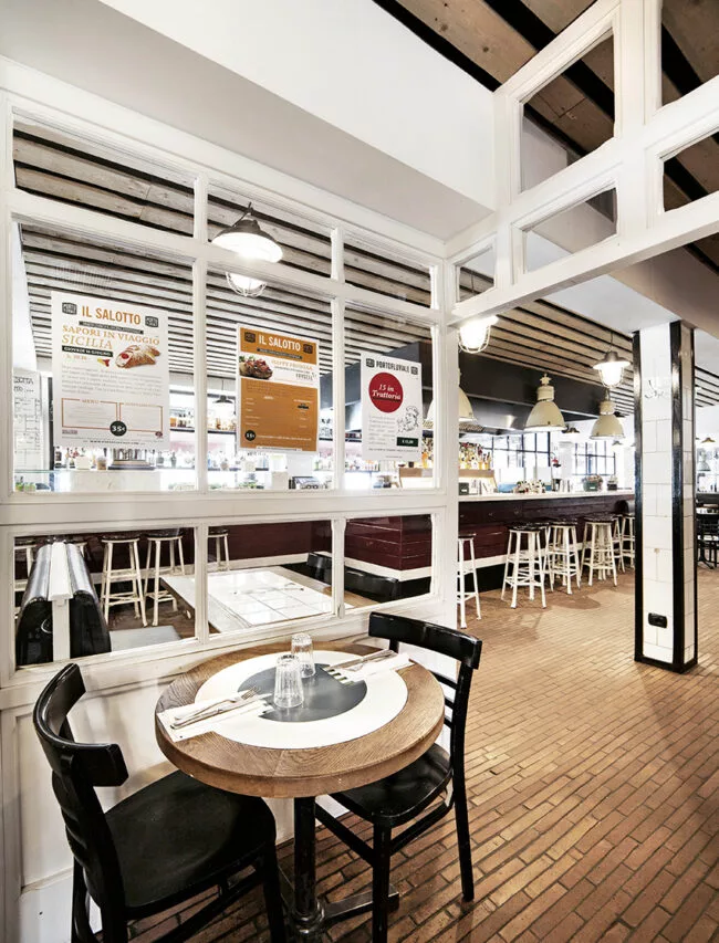 Portofluviale - La trattoria tavoli
