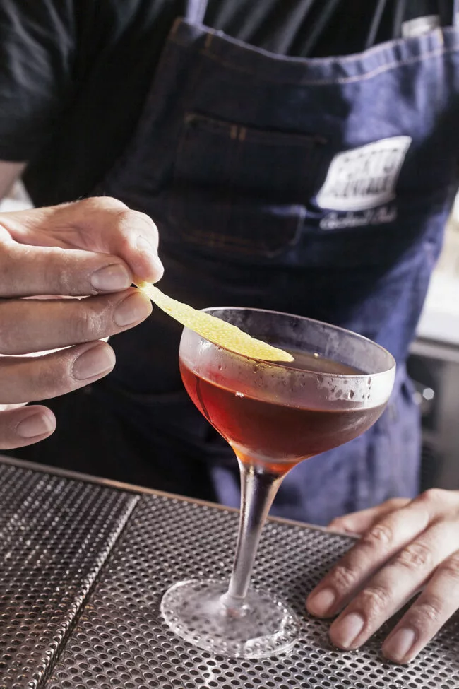 preparazione cocktail portofluviale cocktailbar roma
